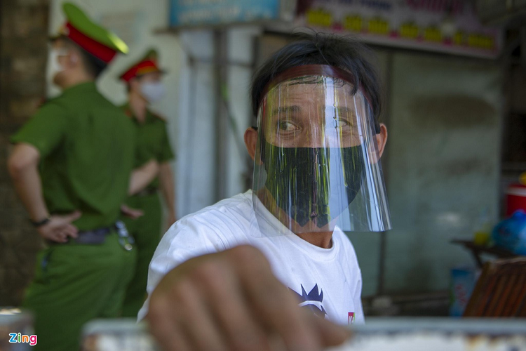 Có kinh nghiệm từ đợt cách ly xã hội trước, gia đình ông Trần Danh (51 tuổi), người dân tại hẻm 144 đường Hải Phòng - khu vực bị phong tỏa, đã tự làm những chiếc mũ chống giọt bắn để chống dịch. Ông cho biết không quá lo lắng về dịch bệnh dù ở ngay sát nơi được cho là "ổ dịch" hiện tại của Đà Nẵng. Tuy nhiên, ông cho biết việc phong tỏa và cách ly đã gây khó khăn cho những người trong xóm chạy thận tại đây.