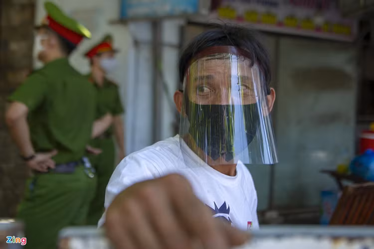 Có kinh nghiệm từ đợt cách ly xã hội trước, gia đình ông Trần Danh (51 tuổi), người dân tại hẻm 144 đường Hải Phòng - khu vực bị phong tỏa, đã tự làm những chiếc mũ chống giọt bắn để chống dịch. Ông cho biết không quá lo lắng về dịch bệnh dù ở ngay sát nơi được cho là "ổ dịch" hiện tại của Đà Nẵng. Tuy nhiên, ông cho biết việc phong tỏa và cách ly đã gây khó khăn cho những người trong xóm chạy thận tại đây.