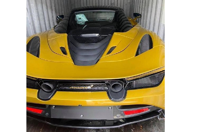 Xe thuộc phiên bản cao cấp nhất McLaren 720S Spider Performance. Bên trong khoang lái của siêu xe mui trần McLaren 720S Spider màu vàng Aztec Gold Elite độc nhất vô nhị tại Việt Nam có nội thất bọc da và carbon, ghế ngồi bằng da alcantara đi kèm sọc màu vàng tông xuyệt tông với ngoại thất của siêu xe mui trần này.