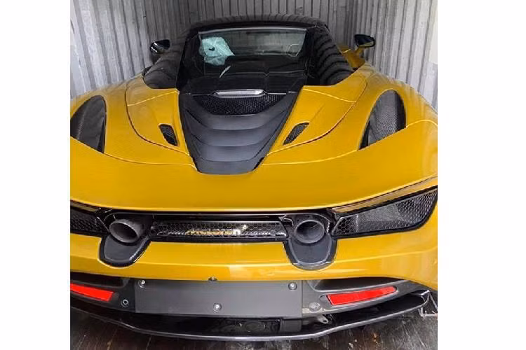 Xe thuộc phiên bản cao cấp nhất McLaren 720S Spider Performance. Bên trong khoang lái của siêu xe mui trần McLaren 720S Spider màu vàng Aztec Gold Elite độc nhất vô nhị tại Việt Nam có nội thất bọc da và carbon, ghế ngồi bằng da alcantara đi kèm sọc màu vàng tông xuyệt tông với ngoại thất của siêu xe mui trần này.