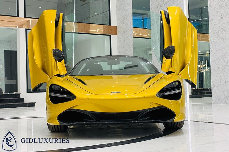 Điểm khác biệt dễ nhận ra nhất giữa McLaren 720S Spider với bản Coupe chính là việc phần mui xếp cứng bằng sợi carbon của siêu xe này chỉ mất thời gian 11 giây để thực hiện thao tác đóng hoặc mở mui xe. Phần mui xếp cứng của siêu xe McLaren 720S Spider vẫn hoạt động tốt ngay cả khi xe lăn bánh, tuy nhiên, hãng McLaren yêu cầu khách hàng phải đảm bảo tốc độ của xe dưới 50 km/h.