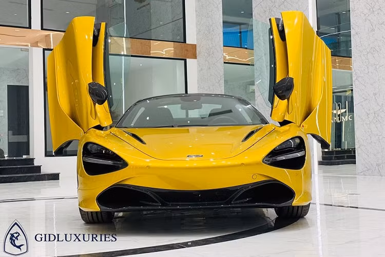Điểm khác biệt dễ nhận ra nhất giữa McLaren 720S Spider với bản Coupe chính là việc phần mui xếp cứng bằng sợi carbon của siêu xe này chỉ mất thời gian 11 giây để thực hiện thao tác đóng hoặc mở mui xe. Phần mui xếp cứng của siêu xe McLaren 720S Spider vẫn hoạt động tốt ngay cả khi xe lăn bánh, tuy nhiên, hãng McLaren yêu cầu khách hàng phải đảm bảo tốc độ của xe dưới 50 km/h.