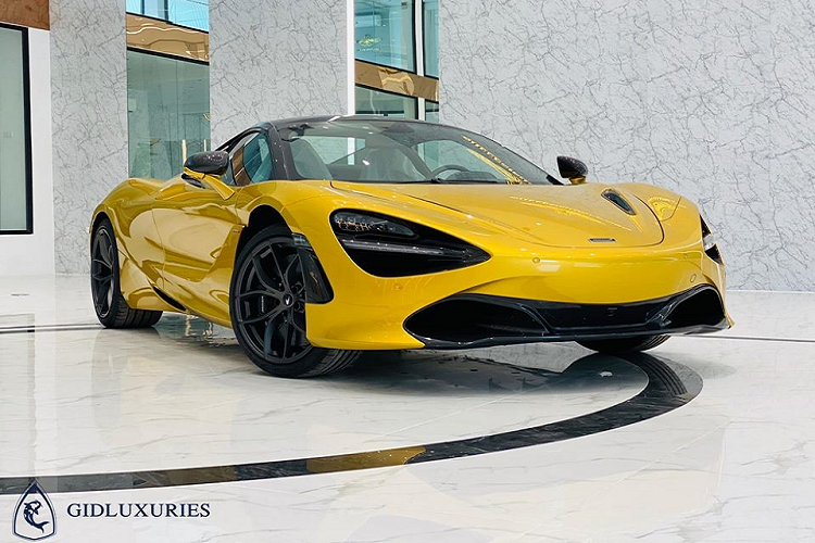 Chiếc siêu xe McLaren 720S Spider gần đây nhất cập cảng về Việt Nam là một siêu xe mui trần mang màu sơn vàng Aztec Gold Elite rất độc đáo và nổi bật. Đây cũng chính là chiếc McLaren 720S Spider thứ 4 có mặt tại dải đất hình chữ S.