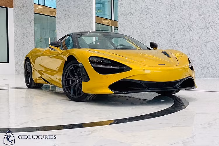 Chiếc siêu xe McLaren 720S Spider gần đây nhất cập cảng về Việt Nam là một siêu xe mui trần mang màu sơn vàng Aztec Gold Elite rất độc đáo và nổi bật. Đây cũng chính là chiếc McLaren 720S Spider thứ 4 có mặt tại dải đất hình chữ S.