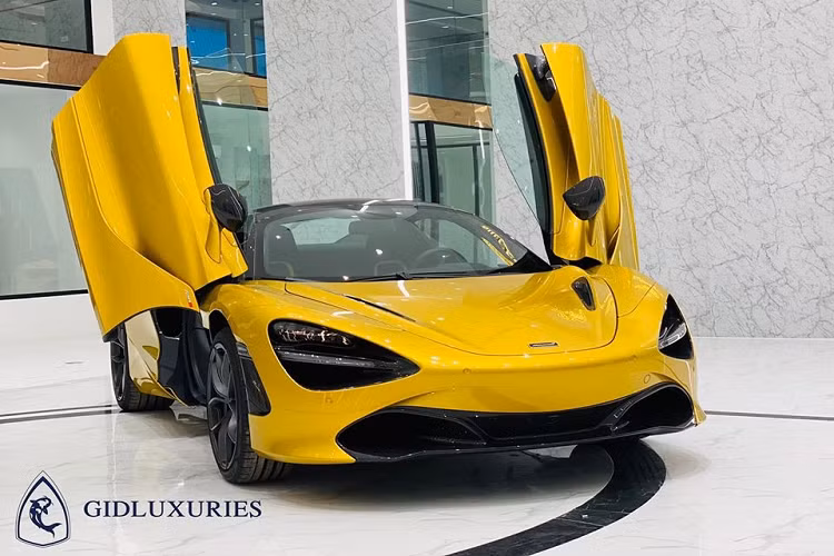 Giá xe McLaren 720S Spider khoảng hơn 23 tỷ đồng tại Việt Nam, xe vẫn được trang bị khối động cơ xăng V8, tăng áp kép, dung tích 4.0 lít, sản sinh công suất tối đa 710 mã lực và mô-men xoắn cực đại 769 Nm. Sức mạnh được truyền tới bánh thông qua hộp số tự động tuần tự 7 cấp, nhờ đó, phiên bản mui trần của McLaren 720S có khả năng tăng tốc từ vị trí xuất phát lên 100 km/h trong thời gian 2,9 giây.