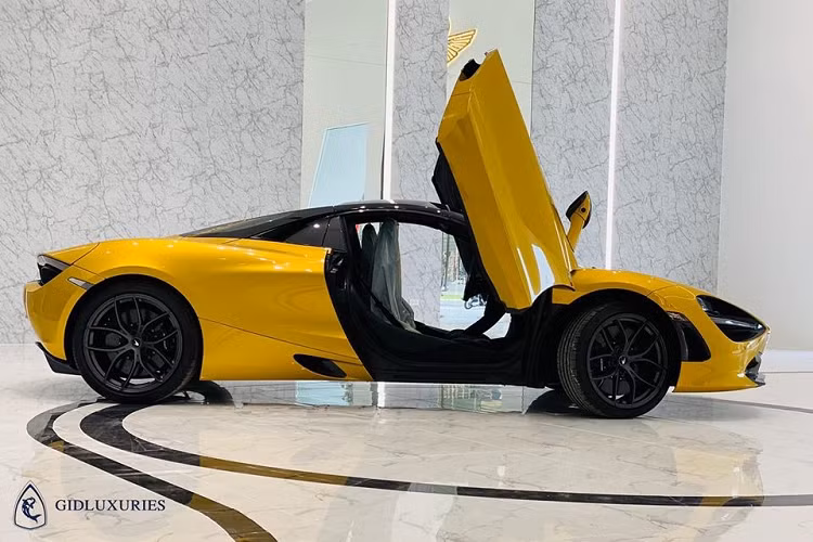 Hiện siêu xe mui trần McLaren 720S Spider này đã được thông quan và mang về một showroom nằm trên con đường Nguyễn Thị Minh Khai, quận 1, Tp.HCM để chuẩn bị cho ngày khai trương sắp tới. Nhiều khả năng trong thời gian đến cuối năm, các nhà giàu Việt có thể nâng số xe McLaren 720S Spider về Việt Nam lên hơn 8 chiếc.