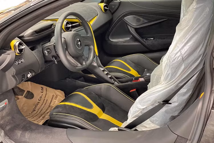 Khá thú vị là trước siêu xe mui trần McLaren 720S Spider, mẫu xe đàn anh là McLaren 650S Spider cũng được giới nhà giàu Việt đặc biệt quan tâm và yêu thích khi mang về hơn 9 chiếc. So với phiên bản Coupe, McLaren 720S Spider vẫn sở hữu khối động cơ V8 có sức mạnh đáng kinh ngạc nhưng dòng xe này lại có lợi thế lớn đó chính là việc mui xe có thể dễ dàng đóng mở chỉ thông qua một nút bấm đặt trong khoang lái.