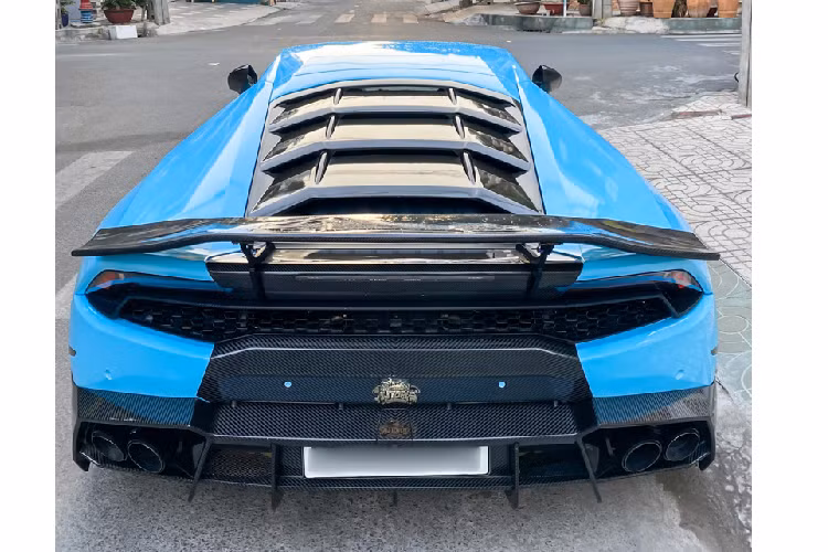 Một món đồ chơi đắt giá khác trên “siêu bò” này là bộ mâm đa chấu đến từ thương hiệu PUR, bộ mâm mang thiết kế hình cánh quạt với các vẩy carbon xung quanh khiến chúng ta liên tưởng đến bộ mâm của chiếc Lamborghini Reventon hàng hiếm.