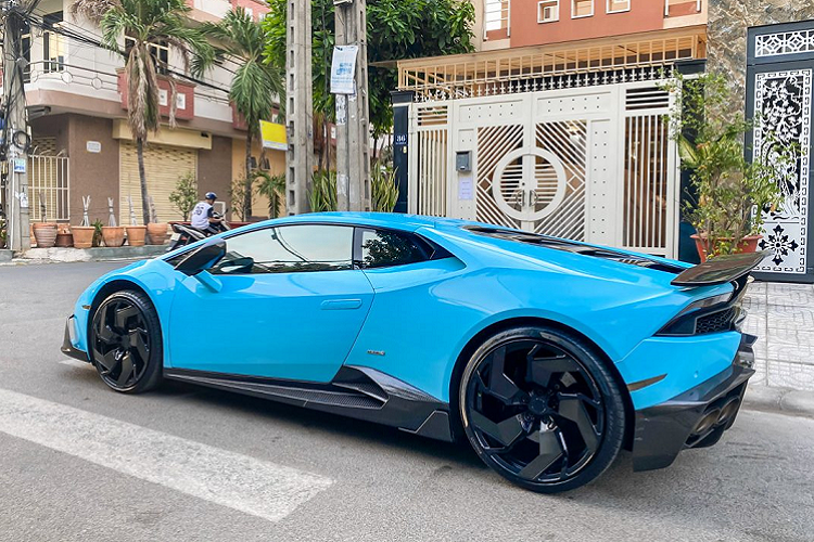 Huracan chính là mẫu xe Lamborghini chiếm được cảm tình khách hàng Việt nhiều nhất với hơn 15 chiếc được đưa về nước thông qua đại lí chính hãng và các công ty nhập khẩu tư nhân. Tại thị trường Việt Nam, giá xe Lamborghini Huracan nhập khẩu chính hãng có giá bán không dưới 20 tỉ Đồng, trong khi đó những chiếc Huracan đã qua sử dụng được chào bán với mức giá không dưới 10 tỉ Đồng.