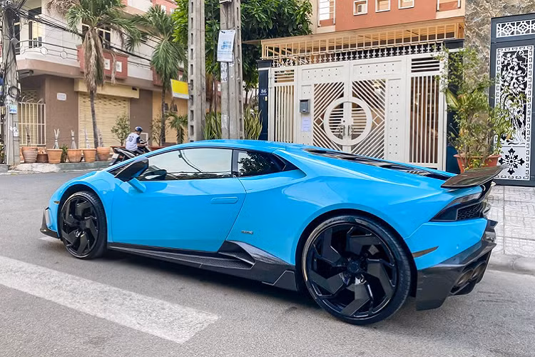 Huracan chính là mẫu xe Lamborghini chiếm được cảm tình khách hàng Việt nhiều nhất với hơn 15 chiếc được đưa về nước thông qua đại lí chính hãng và các công ty nhập khẩu tư nhân. Tại thị trường Việt Nam, giá xe Lamborghini Huracan nhập khẩu chính hãng có giá bán không dưới 20 tỉ Đồng, trong khi đó những chiếc Huracan đã qua sử dụng được chào bán với mức giá không dưới 10 tỉ Đồng.