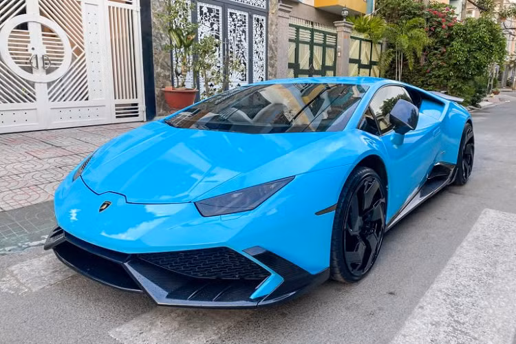 Gam màu mới được lựa chọn để tân trang cho mẫu siêu xe Lamborghini Huracan này là màu xanh dương (baby blue) cá tính thay cho lớp sơn vàng Giallo Midas nguyên bản. Trong quá khứ, chiếc Ferrari 458 Italia độ Liberty Walk độc nhất Việt Nam từng được chủ nhân khoác lên mình bộ áo xanh baby blue tương tự.