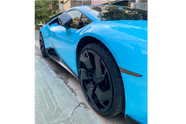 Với gói nâng cấp từ Mansory, “siêu bò” được trang bị líp trước bằng sợi carbon có thiết kế hầm hố, tạo điểm nhấn cho cản trước của xe. Lamborghini Huracan LP610-4 độ này sở hữu cụm đèn pha với các dải đèn LED ban ngày hình chữ “Y” kép đẹp mắt.