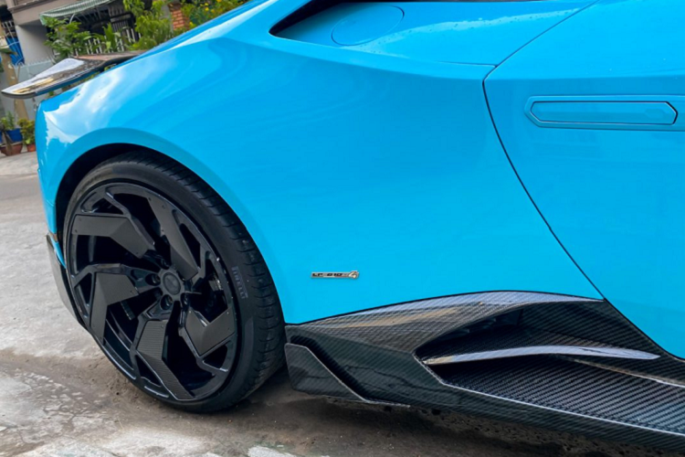 Đuôi xe được ốp sợi carbon siêu nhẹ nhằm tăng tính khí động học, phần cản sau ngoài tác dụng làm đẹp cho xe thì còn có khả năng như một bộ khuếch tán gió cỡ lớn với nhiều khe riêng biệt nhằm điều hòa luồng khí di chuyển dưới gầm xe và cuối cùng chính là chiếc cánh gió cỡ lớn giúp cho thân xe đảm bảo được tính ổn định khi vận hành ở tốc độ cao.