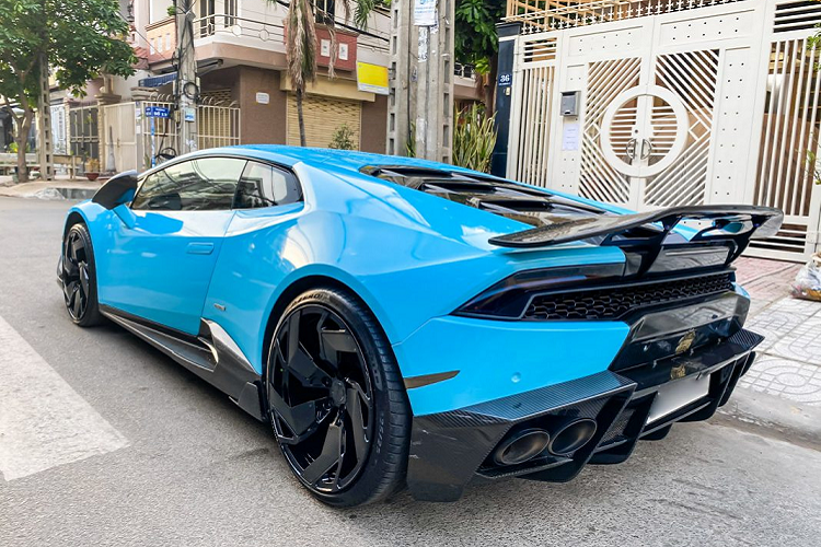 Bên cạnh líp trước, gói nâng cấp của nhà độ Đức trang bị cho Huracan líp gió hông bằng sợi carbon, gương chiếu hậu cũng được ốp sợi carbon. Ở hốc bánh sau là logo LP610-4 chứng minh đây là chiếc Huracan thuộc phiên bản LP610 và sở hữu hơn 600 mã lực.