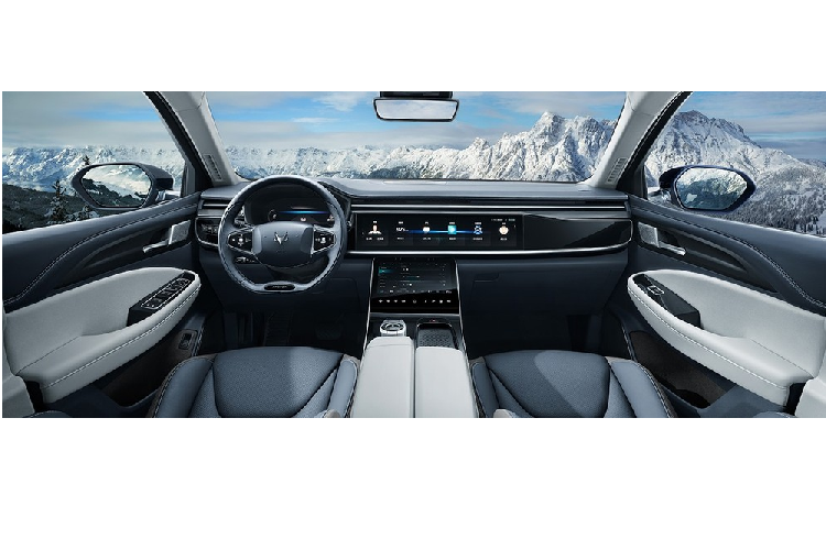 Trên phương diện máy móc, ArcFox Alpha-T có trang bị hai mô tơ điện, một ở phía trước và một ở phía sau, sản sinh tổng 218 mã lực và 360 Nm mô-men xoắn cực đại. Nó hoạt động bằng một cụm pin được sản xuất bỏi SK ở Hàn Quốc, với dung lượng tối đa 93,6 kWh và mang tới cự li di chuyển 653 km theo tiêu chuẩn NEDC. Kích thước xe là dài 4.788 mm, rộng 1.940 mm, cao 1.683 mm và trục cơ sở 2.915 mm.