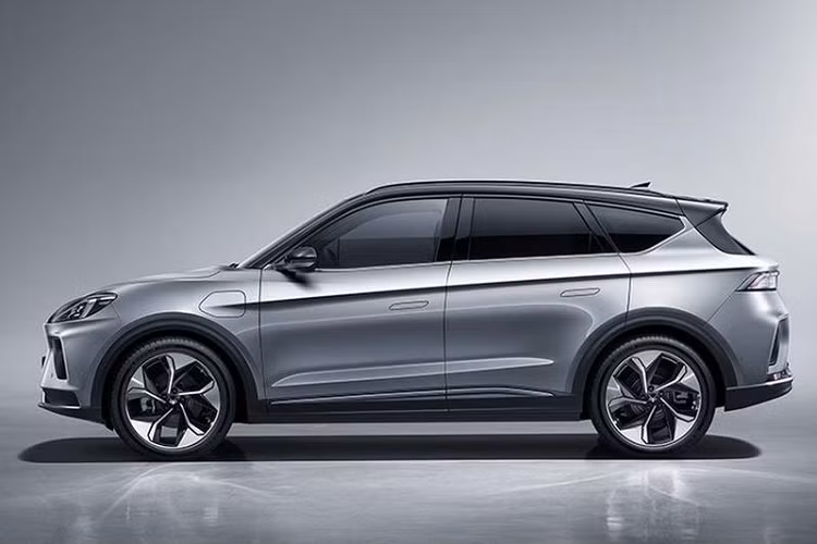 Quay trở lại với xe điện Alpha-T 2020, nó là một mẫu SUV trông khá đẹp mắt, sang trọng với những đường nét trơn mượt. Nó là phiên bản sản xuất thương mại của concept ArcFox ECF từng ra mắt trong năm ngoái, và có lẽ nhà sản xuất đã lấy cảm hừng từ ngôn ngữ Hy Lạp khi đặt tên mới.