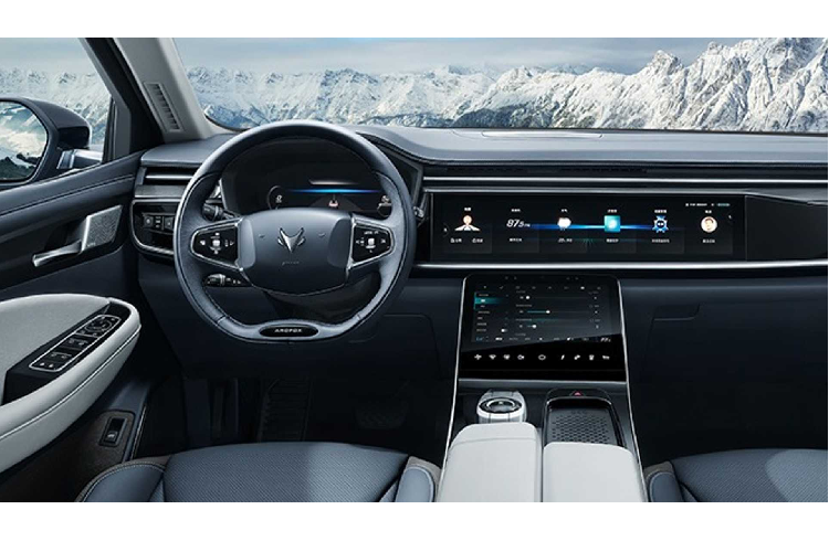 So sánh với bản concept, Alpha-T đã có những thay đổi rõ ràng cả bên ngoài lẫn bên trong, mang tới một cảm giác cao cấp, phong cách cá tính hơn. Nội thất xe cũng có trang bị một màn hình rộng kích thước lớn phù hợp xu hướng thị trường Trung Quốc thời nay.