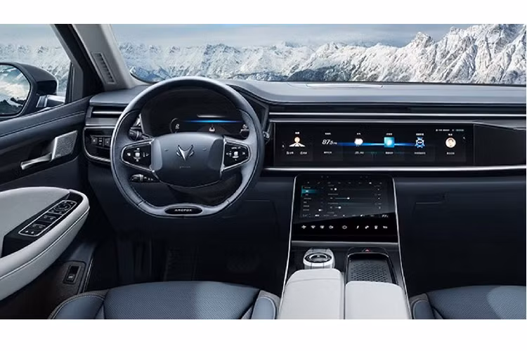 So sánh với bản concept, Alpha-T đã có những thay đổi rõ ràng cả bên ngoài lẫn bên trong, mang tới một cảm giác cao cấp, phong cách cá tính hơn. Nội thất xe cũng có trang bị một màn hình rộng kích thước lớn phù hợp xu hướng thị trường Trung Quốc thời nay.