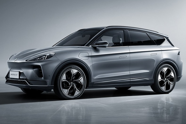 Trung Quốc là một trong những thị trường xe điện lớn nhất thế giới với vô số những thương hiệu mới, sản xuất mới ra mắt theo từng ngày. Một trong những mẫu xe điện mới nhất của Trung Quốc chính là ArcFox α-T (Alpha-T). Trong đó, ArcFox là một thương hiệu chuyên xe điện dưới lá cờ BJEV, bản thân cũng là một công ty con của BAIC Group, và Alpha-T 2020 mới là mẫu xe đầu tiên của họ.