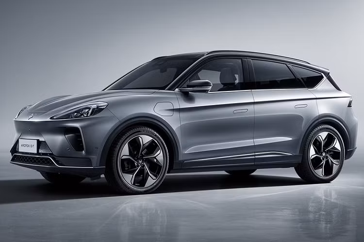 Trung Quốc là một trong những thị trường xe điện lớn nhất thế giới với vô số những thương hiệu mới, sản xuất mới ra mắt theo từng ngày. Một trong những mẫu xe điện mới nhất của Trung Quốc chính là ArcFox α-T (Alpha-T). Trong đó, ArcFox là một thương hiệu chuyên xe điện dưới lá cờ BJEV, bản thân cũng là một công ty con của BAIC Group, và Alpha-T 2020 mới là mẫu xe đầu tiên của họ.