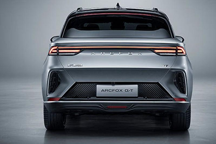 Nơi này sẽ chịu trách nhiệm sản xuất xe cho thương hiệu ArcFox nhưng cũng nhận hợp đồng sản xuất cho những thương hiệu khác. Đây cũng là một ngành kinh doanh đang bùng nổ ở Trung Quốc khi nhiều công tư tự xưng “khởi nghiệp xe điện” không hề có nhà máy của riêng mình.