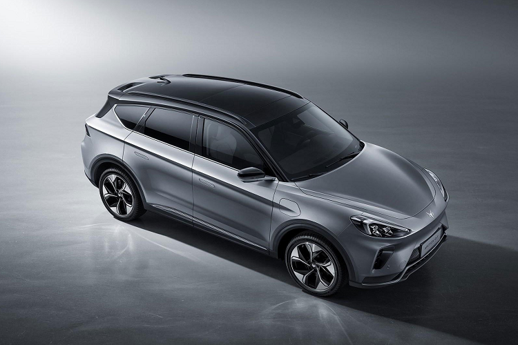 Mẫu xe này được sản xuất bởi đơn vị liên doanh BAIC-MAGNA. Điều này đánh dấu lần đầu tiên MAGNA, một công ty cung cấp phụ tùng gốc Canada, trực tiếp liên quan vào quá trình sản xuất xe ô tô. Nhà máy của liên doanh này đặt ở thành phố Trấn Giang, tỉnh Giang Tô, với khả năng sản xuất 180.000 chiếc xe một năm.