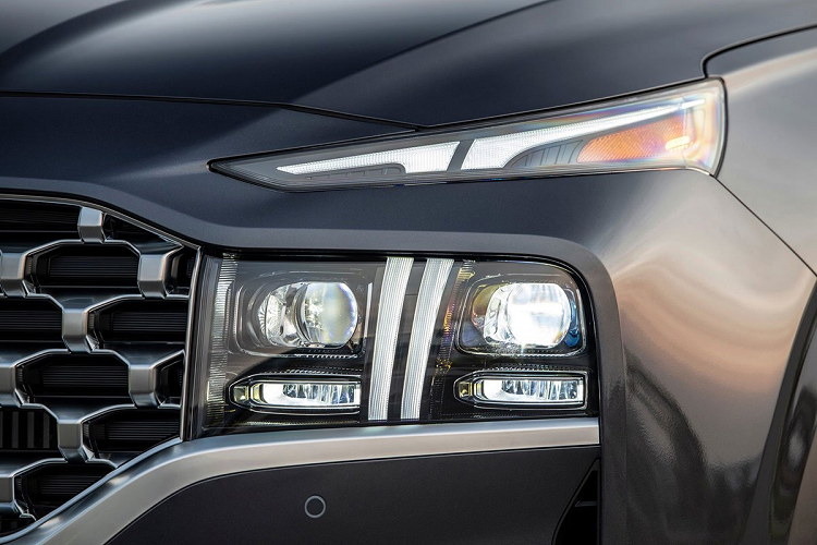 Cụm đèn pha của xe đặt thấp tương tự bản cũ nhưng giờ đây đã liền mạch với mặt ca-lăng để tạo thành một khối thống nhất. Trong khi đó, dải LED định vị ban ngày nằm trên nắp ca-pô và kéo dài chia đôi cụm đèn pha.