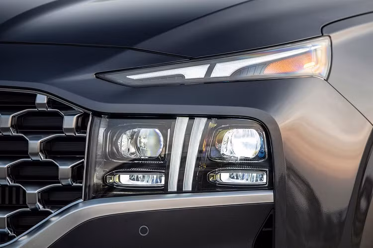Cụm đèn pha của xe đặt thấp tương tự bản cũ nhưng giờ đây đã liền mạch với mặt ca-lăng để tạo thành một khối thống nhất. Trong khi đó, dải LED định vị ban ngày nằm trên nắp ca-pô và kéo dài chia đôi cụm đèn pha.