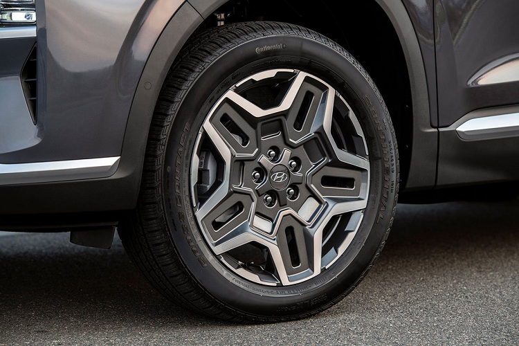 Hyundai SantaFe 2021 được xếp hạng an toàn 5 sao cao nhất từ Cục an toàn giao thông quốc gia Mỹ (NHTSA) với các tính năng an toàn gồm: cảnh báo va chạm phía trước và phanh khẩn cấp tự động, kiểm soát hành trình thích ứng với công nghệ stop-and-go, cảnh báo chệch làn đường và hỗ trợ giữ làn đường, camera 360 độ, 6 túi khí...