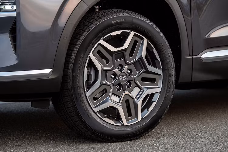 Hyundai SantaFe 2021 được xếp hạng an toàn 5 sao cao nhất từ Cục an toàn giao thông quốc gia Mỹ (NHTSA) với các tính năng an toàn gồm: cảnh báo va chạm phía trước và phanh khẩn cấp tự động, kiểm soát hành trình thích ứng với công nghệ stop-and-go, cảnh báo chệch làn đường và hỗ trợ giữ làn đường, camera 360 độ, 6 túi khí...