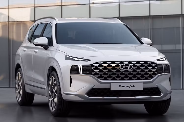 Mặc dù chỉ là phiên bản nâng cấp giữa chu kỳ, thế nhưng mẫu xe SUV Hyundai SantaFe 2021 đã "lột xác" với thiết kế hoàn toàn mới so với bản tiền nhiệm. Đây là truyền thống của thương hiệu này khi mỗi bản facelift của các dòng xe đều có thiết kế nội/ngoại thất không liên quan đến bản cũ.