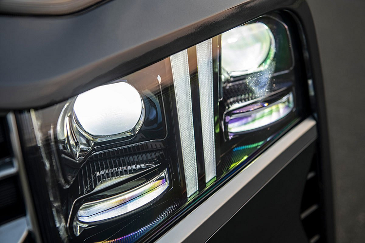 Thay đổi đáng chú ý trên Hyundai SantaFe 2021 đến từ động cơ. Theo đó, mẫu SUV này sử dụng máy tăng áp 2.5L SmartStream mới cho công suất 277 mã lực kết nối với hộp số ly hợp kép 8 cấp và hệ dẫn động cầu trước hoặc dẫn động 4 bánh tùy chọn. Ngoài ra, ở thị trường quốc tế, khách hàng có thểm lựa chọn biến thể Hybrid, nhưng nhiều khả năng nó sẽ không được bán ở Việt Nam.