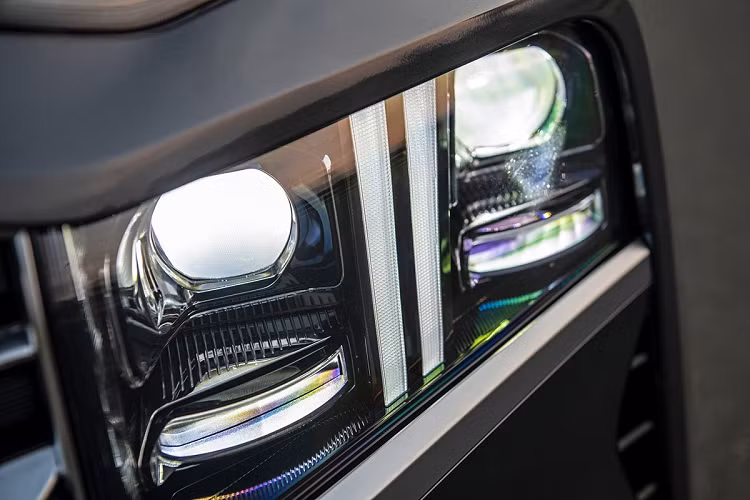 Thay đổi đáng chú ý trên Hyundai SantaFe 2021 đến từ động cơ. Theo đó, mẫu SUV này sử dụng máy tăng áp 2.5L SmartStream mới cho công suất 277 mã lực kết nối với hộp số ly hợp kép 8 cấp và hệ dẫn động cầu trước hoặc dẫn động 4 bánh tùy chọn. Ngoài ra, ở thị trường quốc tế, khách hàng có thểm lựa chọn biến thể Hybrid, nhưng nhiều khả năng nó sẽ không được bán ở Việt Nam.