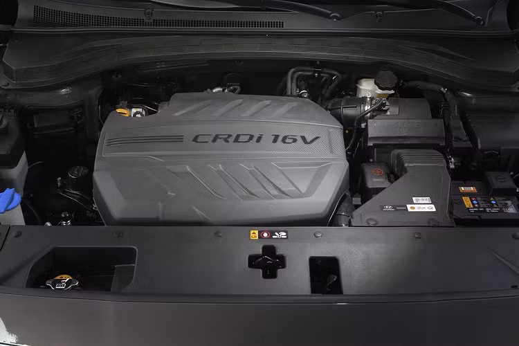 Hyundai SantaFe cũng giống như nhiều mẫu xe Hàn Quốc khác với khá nhiều trang bị tiện nghi như sưởi vô-lăng, các chế độ lái, cảnh báo va chạm, phanh tay điện tử &amp; giữ phanh tự động, sưởi ấm/làm mát ghế...