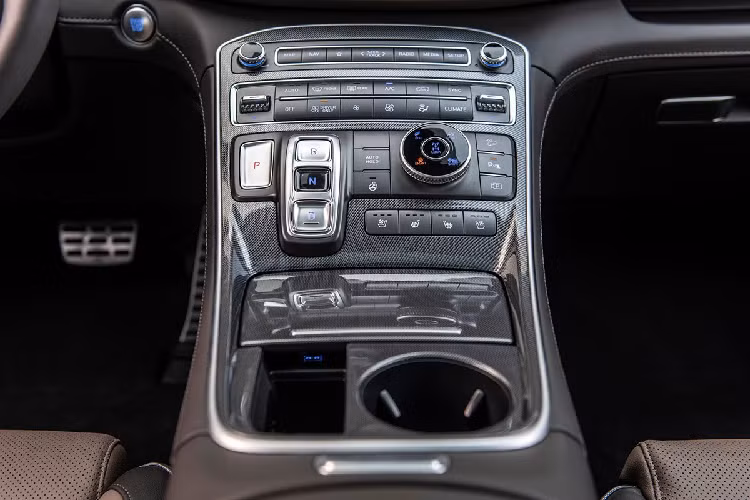 Vô-lăng 3 chấu bọc da là chi tiết quen thuộc của Hyundai Santa Fe và được tích hợp đầy đủ các phím bấm chức năng. Trong khi đó, cụm đồng hồ sau vô-lăng của SantaFe dạng Digital giống Kia Sorento vừa ra mắt Việt Nam. Xe có ghế ngồi bọc da với tính năng sưởi ấm/làm mát và chỉnh điện hàng ghế trước. Không gian các hàng ghế của mẫu SUV này ở mức đủ dùng, không quá rộng rãi, đặc biệt là hàng ghế thứ 3.