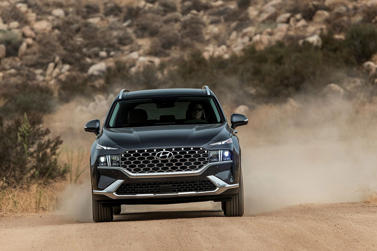 Ở thị trường quốc tế, Hyundai SantaFe 2021 ra mắt từ tháng 6 năm nay với thiết kế ấn tượng trong từng chi tiết ngoại thất khi đặt cạnh "người tiền nhiệm". Khu vực đầu xe của SantaFe mới gây ấn tượng mạnh bởi hệ thống lưới tản nhiệt dạng vân 3D với chất liệu crom.
