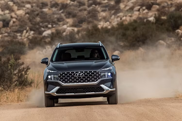 Ở thị trường quốc tế, Hyundai SantaFe 2021 ra mắt từ tháng 6 năm nay với thiết kế ấn tượng trong từng chi tiết ngoại thất khi đặt cạnh "người tiền nhiệm". Khu vực đầu xe của SantaFe mới gây ấn tượng mạnh bởi hệ thống lưới tản nhiệt dạng vân 3D với chất liệu crom.