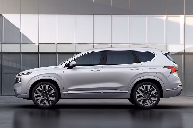 Nhiều khả năng, giá xe Hyundai SantaFe 2021 sẽ không thay đổi nhiều so với bản hiện hành. Dự tính, mẫu xe này sẽ ra mắt thị trường Việt nam vào khoảng giữa năm 2021 theo diện lắp ráp từ TC Motor.