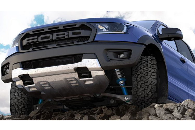 Ngoại hình và nội thất của Ranger Raptor 2020 vẫn được giữ nguyên. Vẫn là nét cứng cáp, mạnh mẽ của dòng bán tải Ford đến từ mặt ca lăng với thiết kế lưới tản nhiệt đặc trưng với logo FORD to bản.