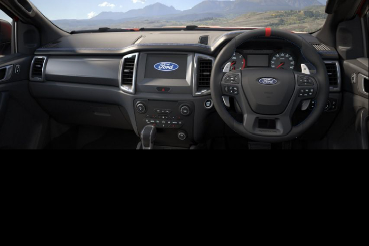 Cản trước bề thế và tấm bảo vệ gầm cứng hơn đi kèm bộ lốp địa hình chuyên dụng Goodyear Wrangler DuraTrac đảm bảo khả năng offroad với sự hỗ trợ của hệ thống giảm xóc trứ danh Fox Racing.