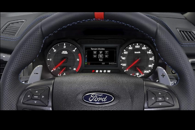 Ở bên trong xe, khách hàng sẽ vẫn sở hữu: lẫy chuyển số bằng magiê, vô-lăng tích hợp điểm đánh dấu màu đỏ, ghế thể thao bọc da lộn, ghế lái điều chỉnh điện 8 hướng. Các trang bị tiêu chuẩn khác trong xe bao gồm: đèn sương mù LED, mở khóa không cần chìa, khởi động bằng nút bấm, đèn tự động và cần gạt nước, gương chiếu hậu tự động làm mờ, cruise control, khử tiếng ồn chủ động.