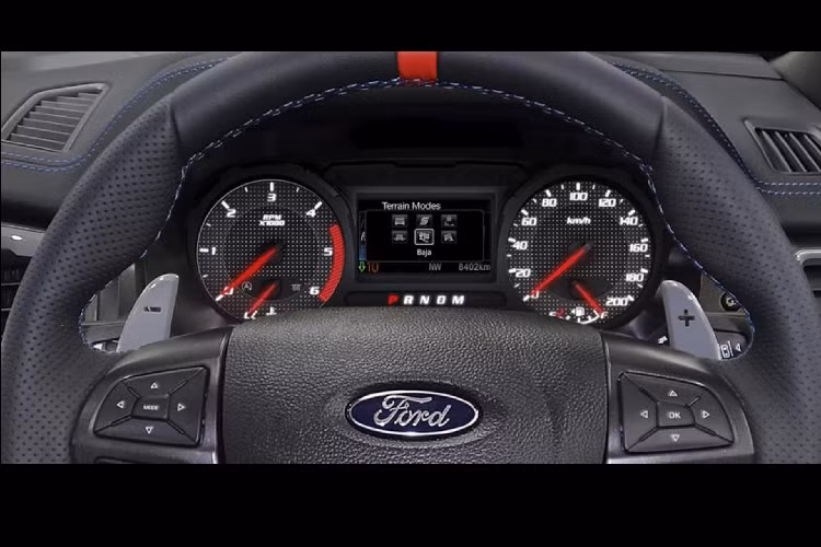 Ở bên trong xe, khách hàng sẽ vẫn sở hữu: lẫy chuyển số bằng magiê, vô-lăng tích hợp điểm đánh dấu màu đỏ, ghế thể thao bọc da lộn, ghế lái điều chỉnh điện 8 hướng. Các trang bị tiêu chuẩn khác trong xe bao gồm: đèn sương mù LED, mở khóa không cần chìa, khởi động bằng nút bấm, đèn tự động và cần gạt nước, gương chiếu hậu tự động làm mờ, cruise control, khử tiếng ồn chủ động.