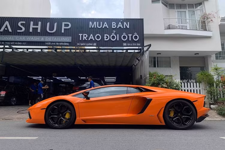 "Trái tim" của siêu phẩm Lamborghini Aventador LP700-4 là khối động cơ V12, dung tích 6.5L, sản sinh công suất tối đa 700 mã lực và mô-men xoắn cực đại 690 Nm.
