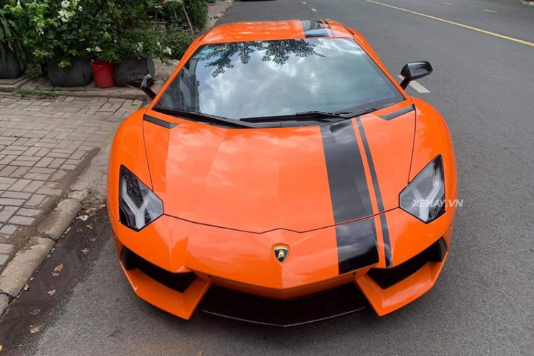 Như đã nói ở trên, siêu phẩm Lamborghini Aventador LP700-4 trong bài viết nguyên bản có màu sơn trắng mờ và đã được chủ nhân phủ lên mình "bộ cánh" mới màu da cam nổi bật. Thêm vào đó, chiếc xe cũng được tạo điểm nhấn nhờ một đường kẻ màu đen chạy dọc từ mũi xe tới phía đuôi xe. Ngoài ra, xe cũng sở hữu nhiều chi tiết độ thêm như bộ mâm 5 chấu kép nguyên bản được sơn đen cùng cùm phanh hiệu suất cao màu vàng, hệ thống ống xả Volcano do hãng Fi Exhaust thiết kế và sản xuất với giá bán không dưới 8.000 USD (khoảng 180 triệu đồng).