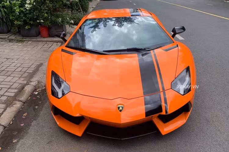 Như đã nói ở trên, siêu phẩm Lamborghini Aventador LP700-4 trong bài viết nguyên bản có màu sơn trắng mờ và đã được chủ nhân phủ lên mình "bộ cánh" mới màu da cam nổi bật. Thêm vào đó, chiếc xe cũng được tạo điểm nhấn nhờ một đường kẻ màu đen chạy dọc từ mũi xe tới phía đuôi xe. Ngoài ra, xe cũng sở hữu nhiều chi tiết độ thêm như bộ mâm 5 chấu kép nguyên bản được sơn đen cùng cùm phanh hiệu suất cao màu vàng, hệ thống ống xả Volcano do hãng Fi Exhaust thiết kế và sản xuất với giá bán không dưới 8.000 USD (khoảng 180 triệu đồng).