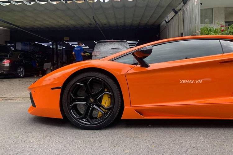 Hệ thống ống xả Volcano do hãng Fi Exhaust chế tạo có có thể điều chỉnh 2 chế độ âm thanh to/nhỏ thông qua một nút bấm