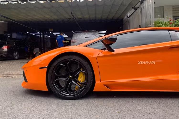 Hệ thống ống xả Volcano do hãng Fi Exhaust chế tạo có có thể điều chỉnh 2 chế độ âm thanh to/nhỏ thông qua một nút bấm