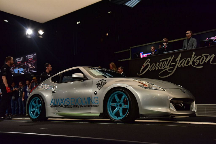 Và đó chính là chiếc Nissan 370Z đời 2009, được “chốt hạ” với mức giá lên tới 105.600 USD (2,45 tỷ đồng) tại phiên đấu giá Barrett-Jackson Scottsdale 2020 mới đây. Trong lần xuất hiện trên phim, chiếc xe đã khoác lên mình 1 bộ body kit khác với bộ mâm sơn đen, nắp ca-pô carbon và được điều khiển bởi nữ diễn viên Gal Gadot. 