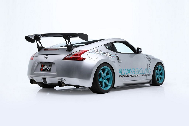 Về mặt máy móc, chiếc coupe Nissan 370Z của Paul Walker vẫn giữ nguyên những gì nguyên bản với động cơ V6 3,7 lít hút khí tự nhiên sản sinh công suất 332 mã lực và kết hợp với hộp số sàn 6 cấp. Trong khoang cabin bên cạnh đó vẫn là cụm vô lăng độ với khả năng tháo rời như trên phim nhưng với bộ ghế đua chính hiệu đã được thay thế. 