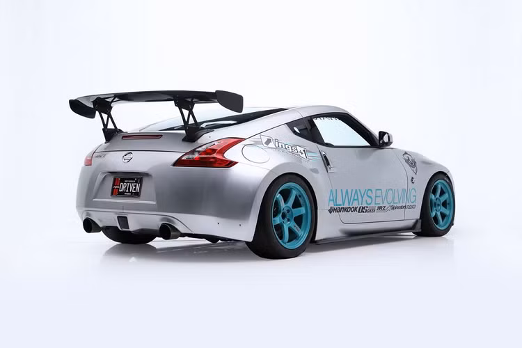 Về mặt máy móc, chiếc coupe Nissan 370Z của Paul Walker vẫn giữ nguyên những gì nguyên bản với động cơ V6 3,7 lít hút khí tự nhiên sản sinh công suất 332 mã lực và kết hợp với hộp số sàn 6 cấp. Trong khoang cabin bên cạnh đó vẫn là cụm vô lăng độ với khả năng tháo rời như trên phim nhưng với bộ ghế đua chính hiệu đã được thay thế. 